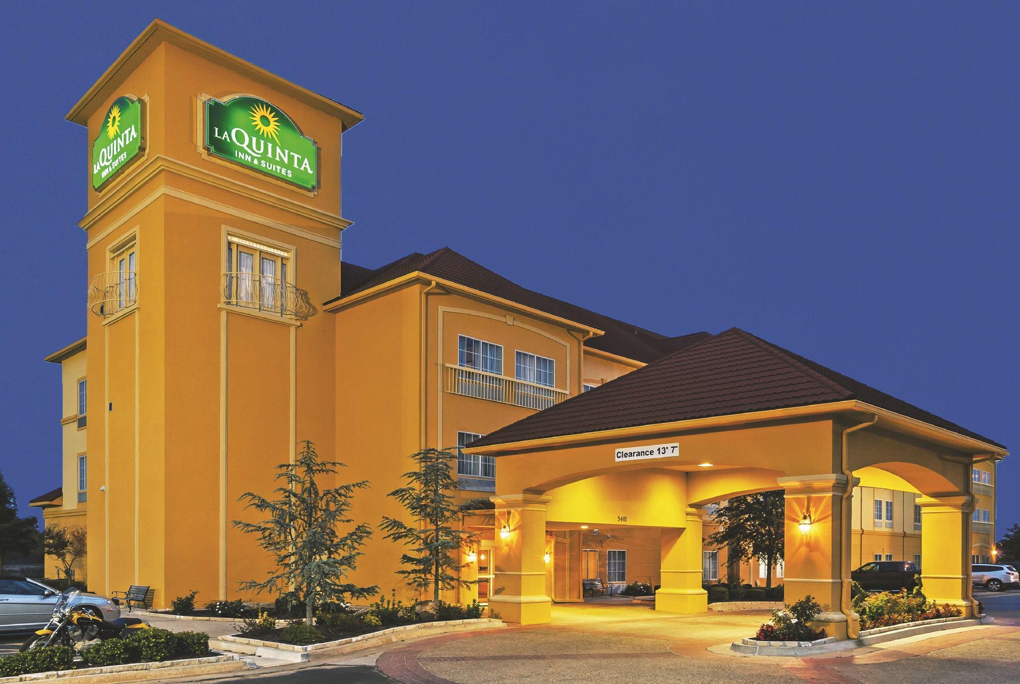 La Quinta By Wyndham Shawnee Hotel Exterior photo