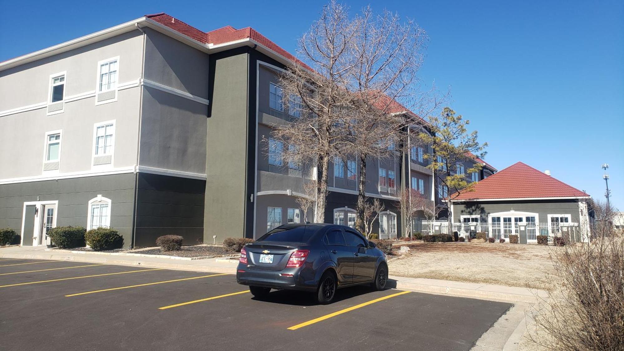 La Quinta By Wyndham Shawnee Hotel Exterior photo