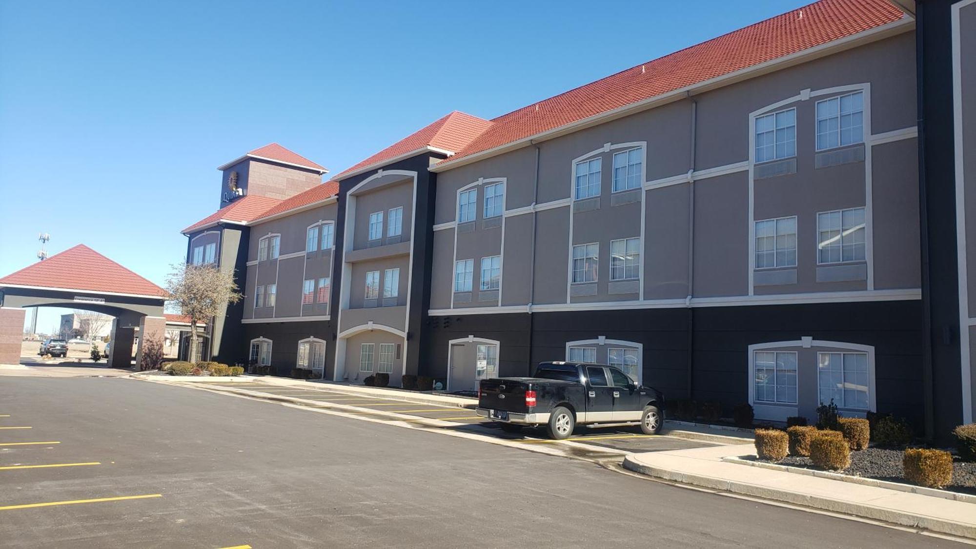 La Quinta By Wyndham Shawnee Hotel Exterior photo