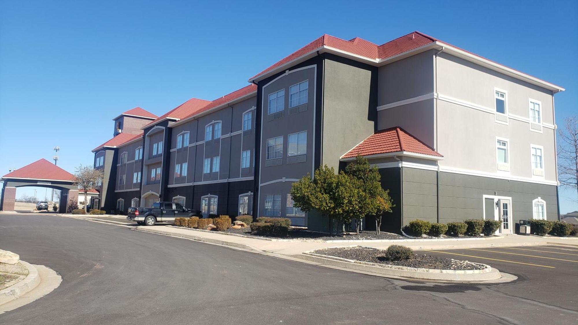 La Quinta By Wyndham Shawnee Hotel Exterior photo